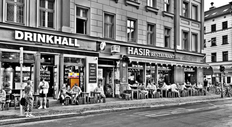 Abbildung - Euronet Geldautomat belebtem Restaurant in Berlin