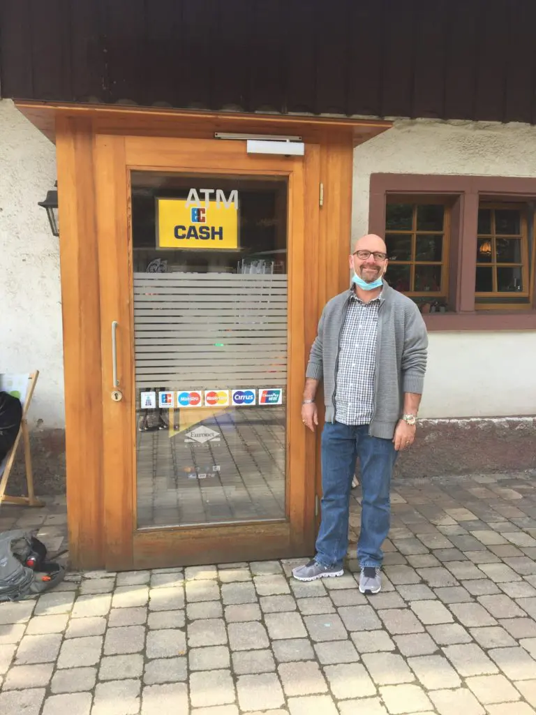 Abbildung - Geldautomat am Hofgut Sternen an der Ravennaschlucht mit Divisionsmanager Handel, Dave H.