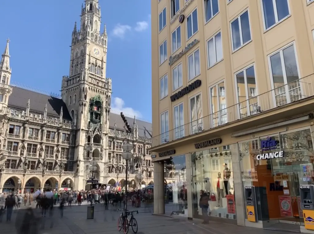 Abbildung - Geldautomaten von Euronet direkt am Marienplatz in München