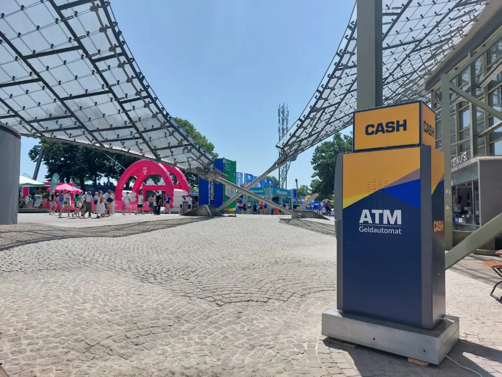 Abbildung - mobiler Geldautomat von Euronet im Olympiapark München zur Fußball EM 2024