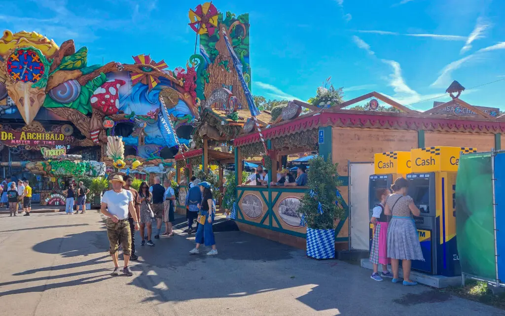 Abbildung - mobile Geldautomaten von Euronet auf dem Oktoberfest München 2025, Geldautomaten bei Fahrgeschäften