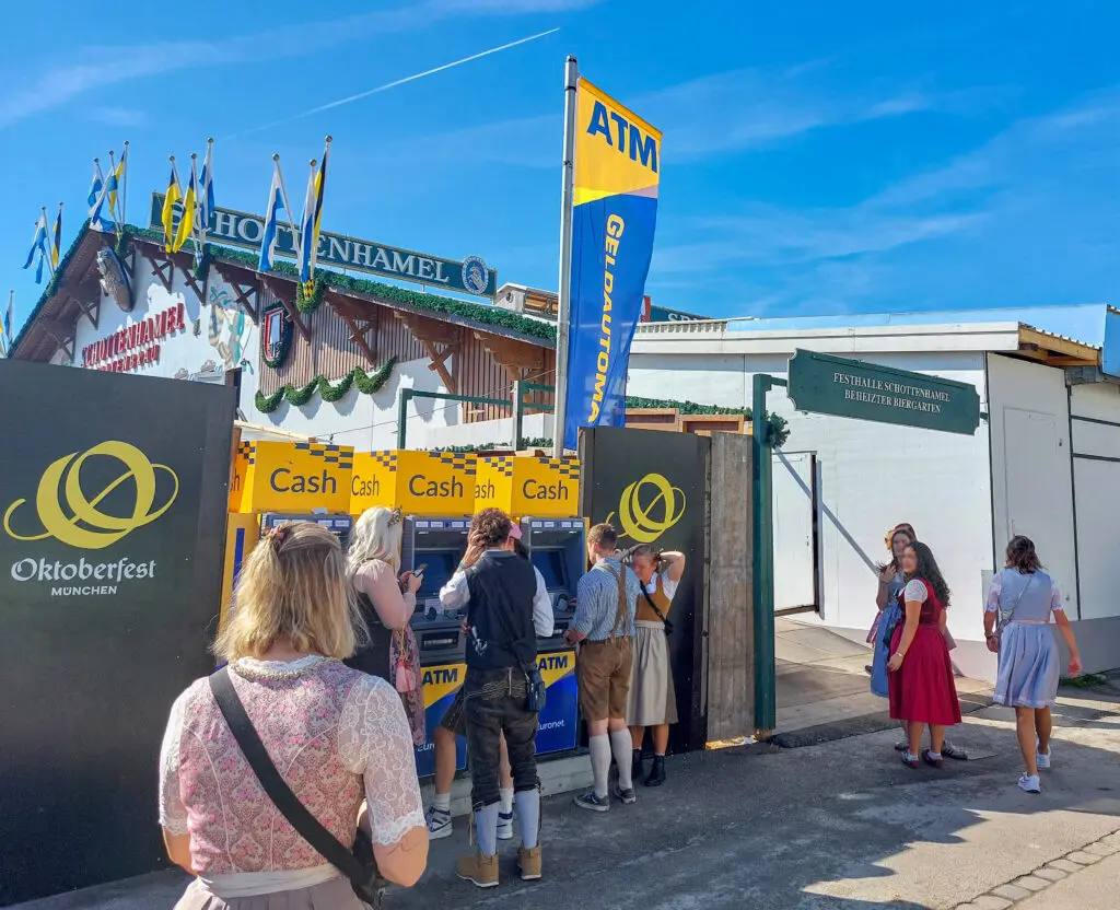 Abbildung - mobile Geldautomaten von Euronet auf dem Oktoberfest 2025, Geldautomaten beim Festzelt mit Geldautomat-Flagge
