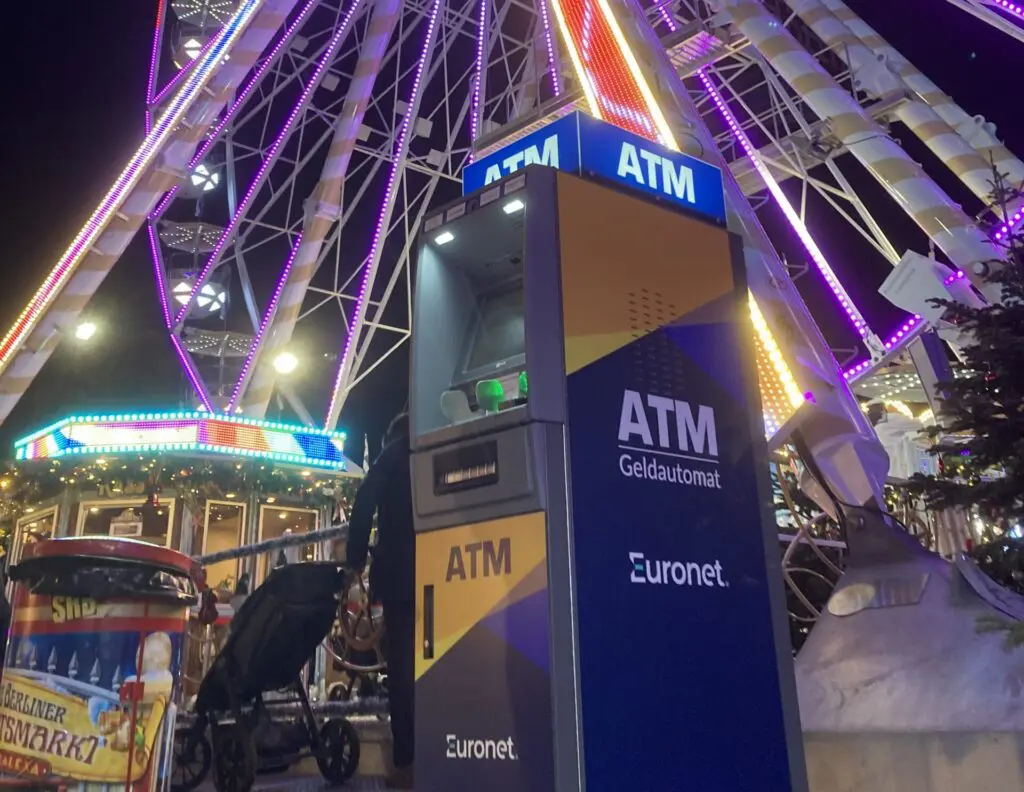 Abbildung - mobiler Geldautomat von Euronet auf dem Weihnachtsmarkt "Winterzauber Berlin"