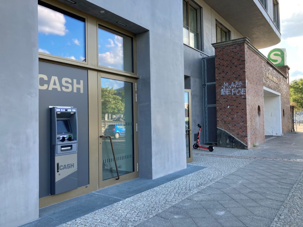 Abbildung - Euronet Geldautomat beim BioMarkt in Berlin