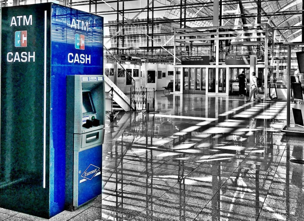 Abbildung - Euronet-Geldautomaten im Flughafen, Deutschland