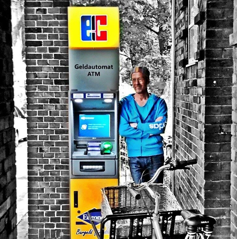 Abbildung - Geldautomat von Euronet vor Friseursalon in Düsseldorf