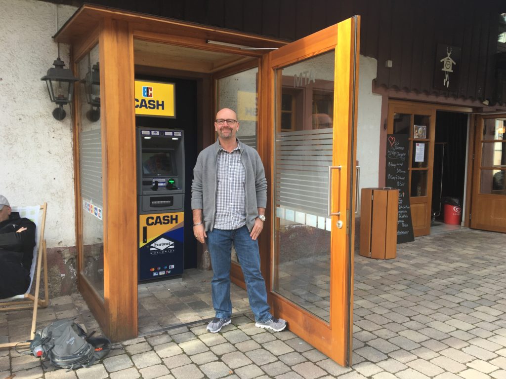 Abbildung - Geldautomat von Euronet am Hofgut Sternen im Schwarzwald, Dave H. beim Geldautomaten