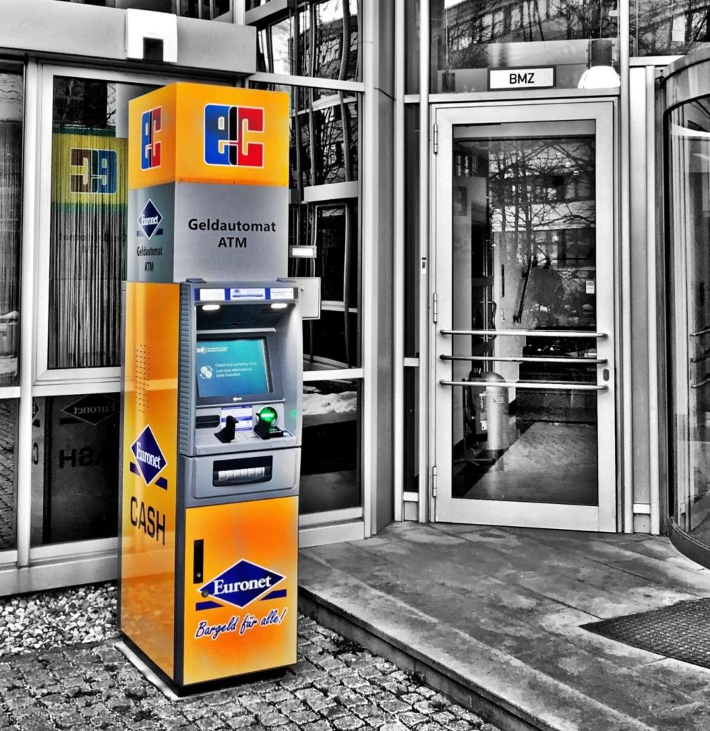 Abbildung - Euronet Geldautomat vor dem Firmengebäude in Martinsried