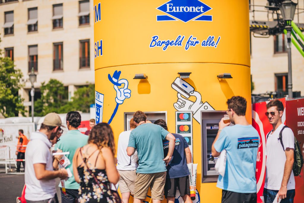 Abbildung - Mobiler Geldautomat Fußball WM 2018, Fanmeile Berlin