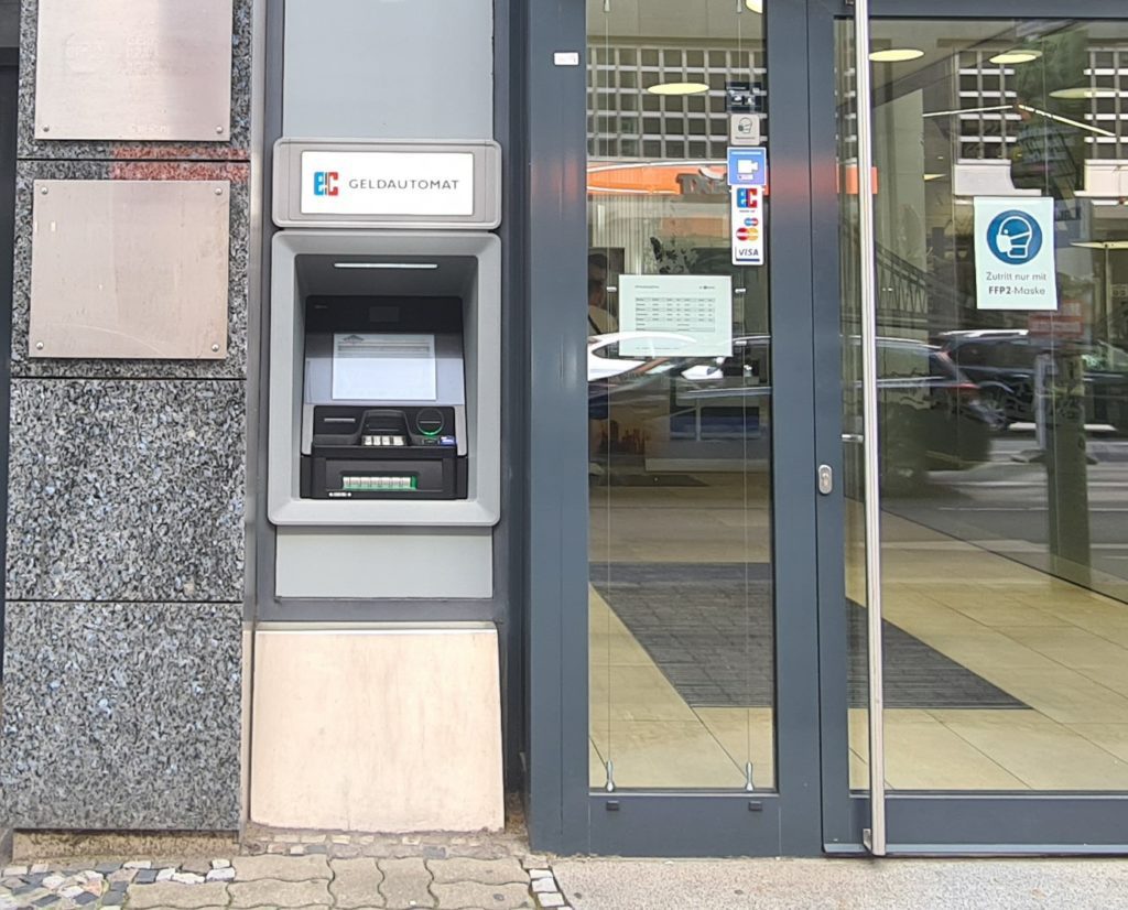 Abbildung - Geldautomat im Gebäude integriert