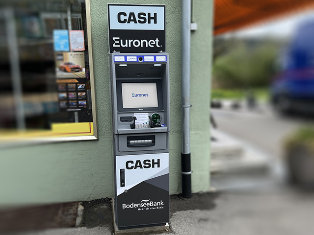 Abbildung - Geldautomat von Euronet, Kunden der BodenseeBank können hier kostenfrei Bargeld abheben