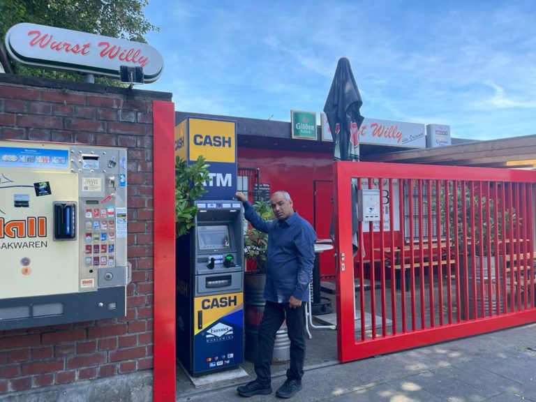 Abbildung - Euronet-Geldautomat bei Gastronomiebetrieb "Wurst Willy" in Köln