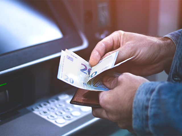 Abbildung - Bargeld am Geldautomaten abheben - Die Bedeutung von Geldautomaten für (regionale) Unternehmen