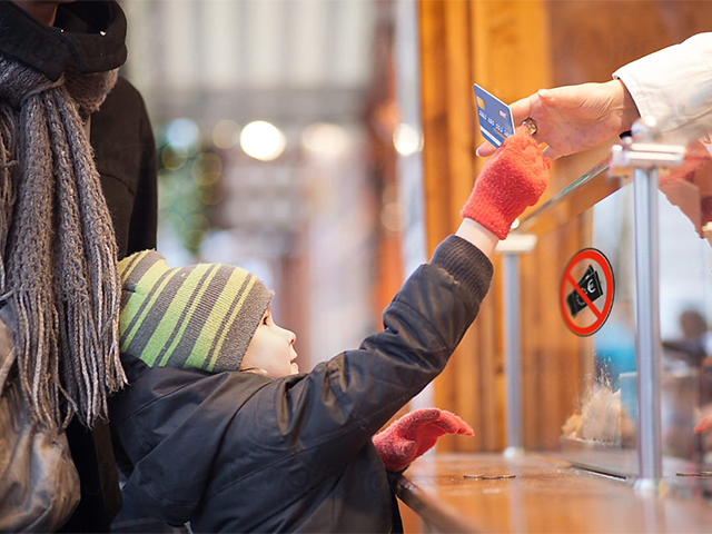 Abbildung - Bargeld-Verbot auf Weihnachtsmarkt