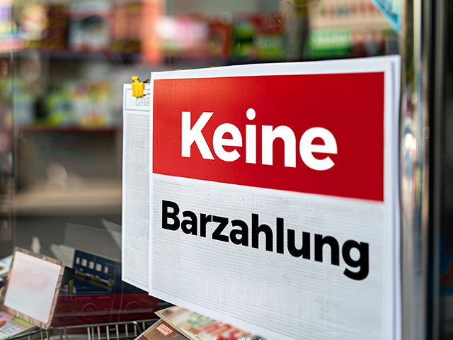 Abbildung - Verbotsschild im Schaufenster eines Geschäfts - keine Barzahlung akzeptiert