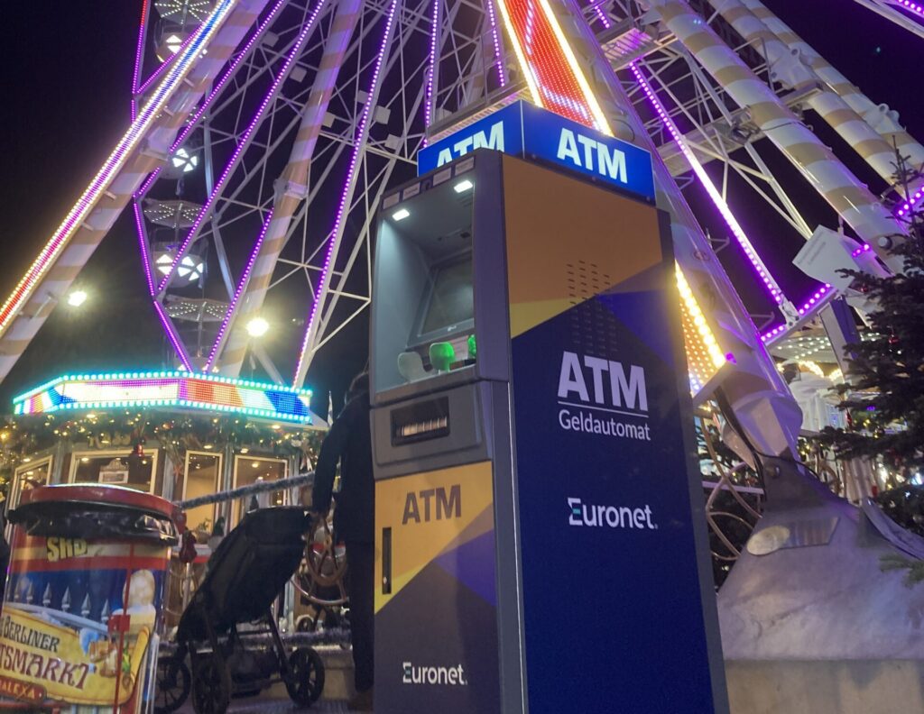 Abbildung - mobiler Geldautomat von Euronet auf dem Weihnachtsmarkt "Winterzauber Berlin"