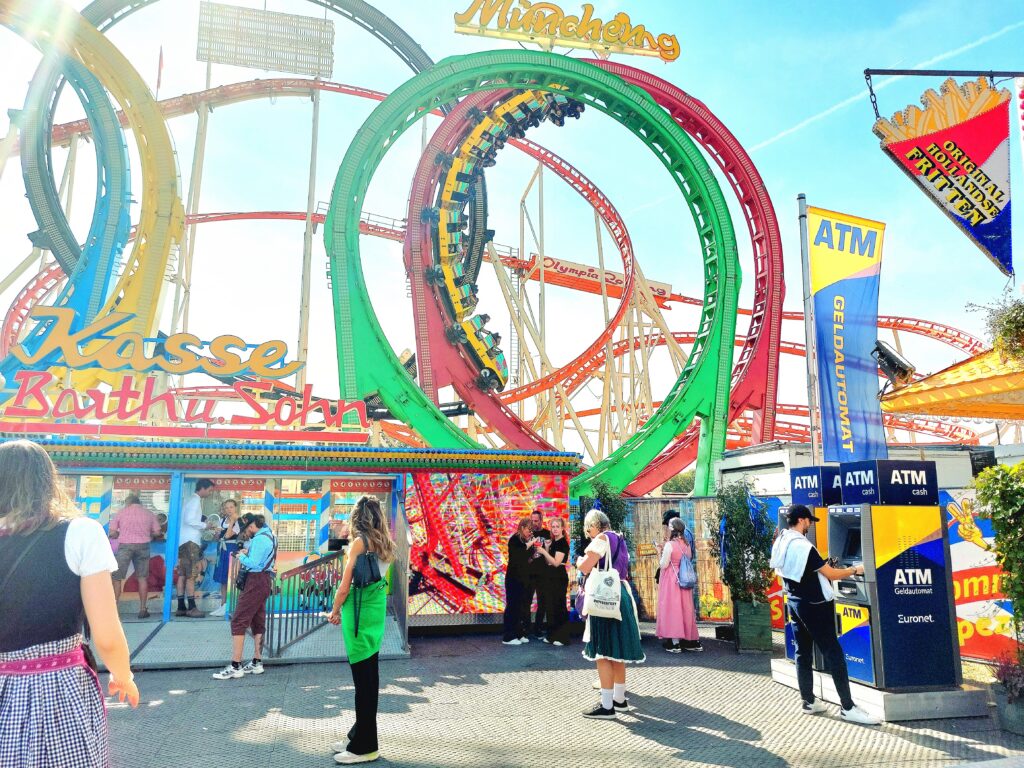 Abbildung - Euronet-Geldautomat auf dem Oktoberfest, gut versorgt mit Bargeld