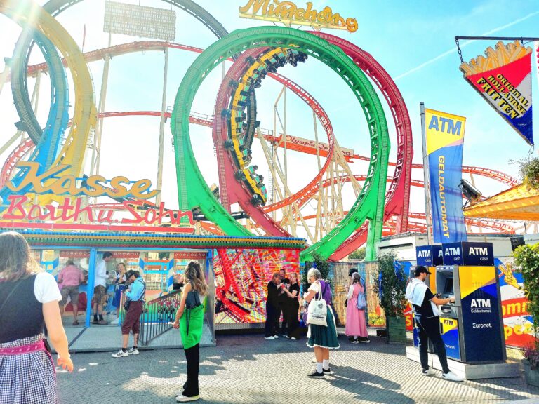 Abbildung - Euronet-Geldautomat auf dem Oktoberfest, gut versorgt mit Bargeld