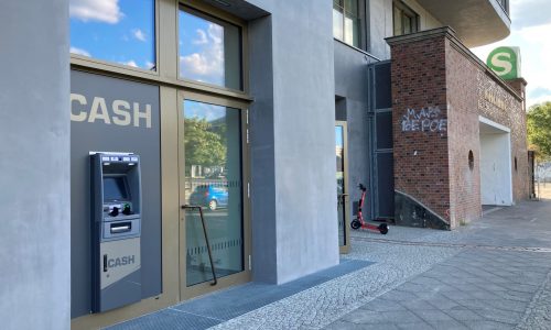 Abbildung - Euronet Geldautomat beim BioMarkt in Berlin