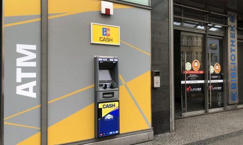 Abbildung - Euronet Geldautomat vor den Neukölln-Arcaden Berlin